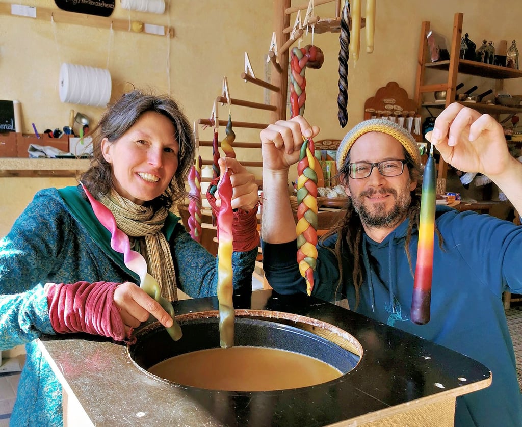 Anja Keßler und Martin Rosenberg zeigen Beispiele, wie die Kerzen am Sonnabend aussehen könnten.