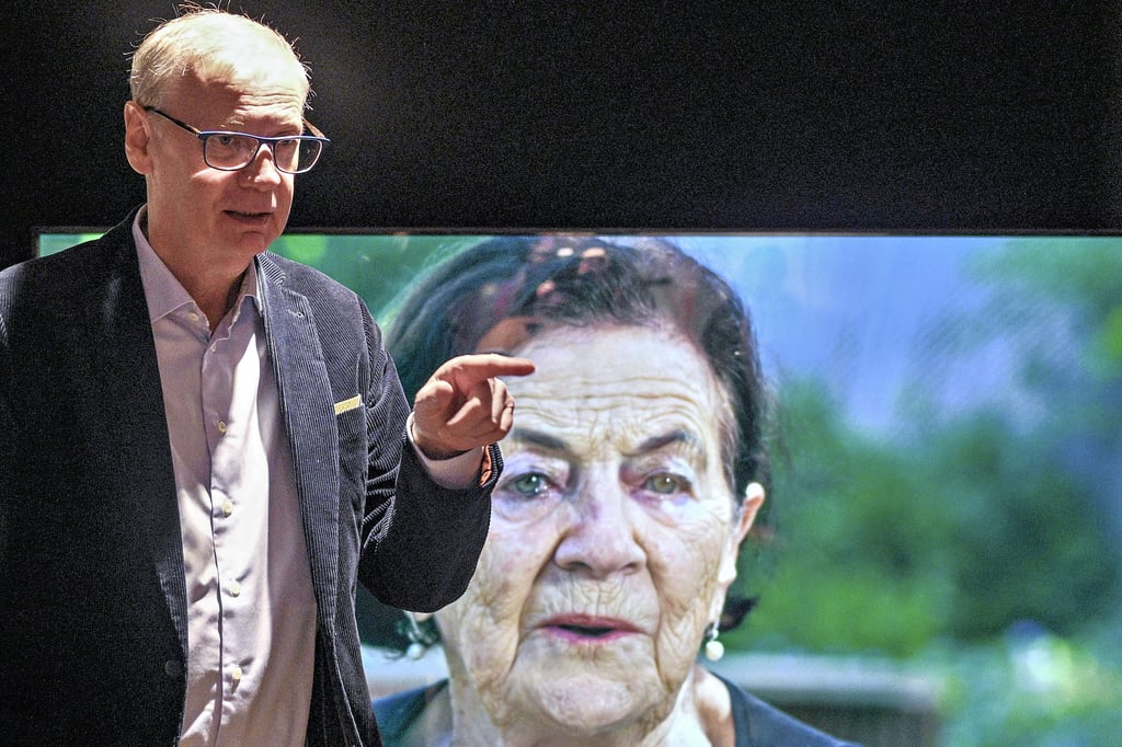 Günther Jauch vor einem Video, das seine Freundin, die Holocaust-Überlebende Eva Erben, in Israel zeigt.