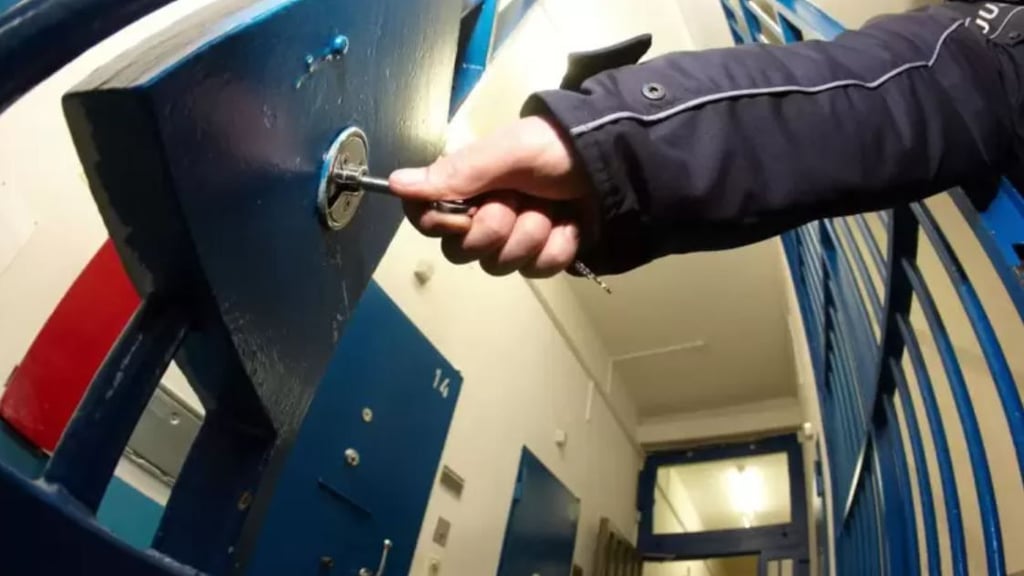 Im Gefängnis in Burg könnte ein Häftling seine Ehefrau umgebracht haben - die Tat sei bei einem nicht überwachten Langzeitbesuch geschehen.