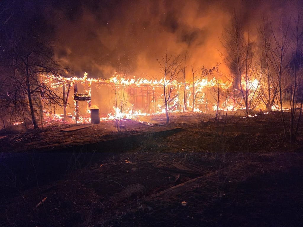 Eine leerstehende Halle stand lichterloh in Flammen.