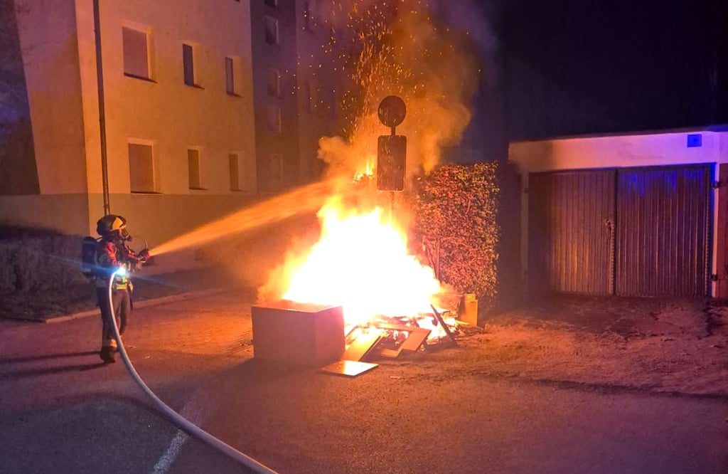 Brandstifter zündet in der Mühlenbrücke / Ecke Fuhrstraße in Zerbst Sperrmüll an.