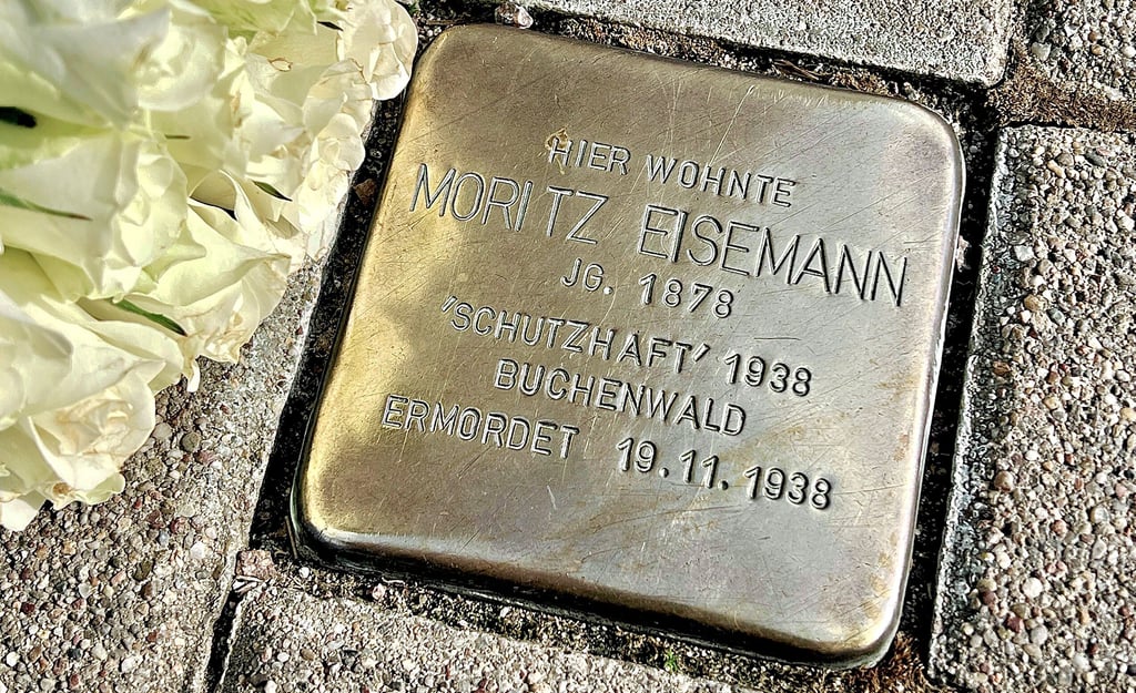 Vor dem Haus Clara-Zetkin-Platz 1 erinnert ein Stolperstein an Moritz Eisemann, den ersten von den Nazis getöteten Bernburger Juden.