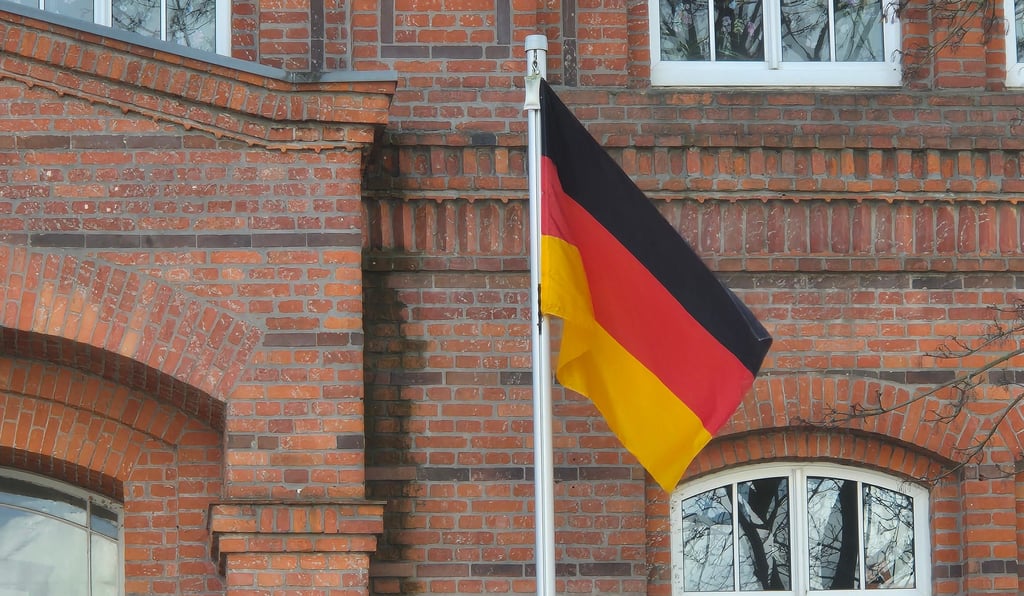 Die Deutschlandflagge weht nun vor dem Roland-Gymnasium.