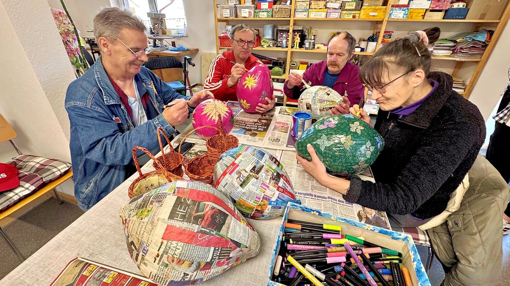 Knut Fischmann, Jörg Schulze, Sven Ehmke und  Ramona Göricke (von links)  haben die  Osterhasenschule  mit  aufgebaut.