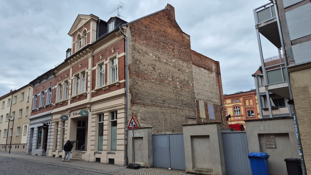 Dieses Haus in der Straße Birkenhagen in Stendal sackt ab und droht, auseinanderzubrechen.