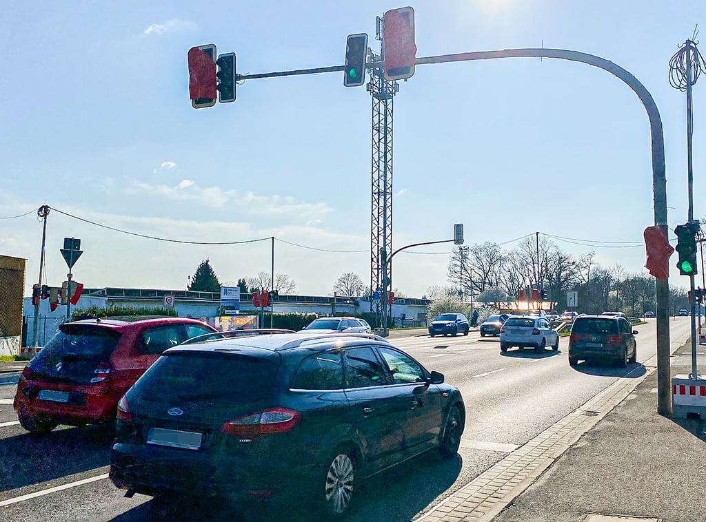 Nur wenige Autos schaffen es bei Grün über die Baustellenampel auf der Berliner Chaussee Richtung Magdeburg und Heyrothsberge. 
