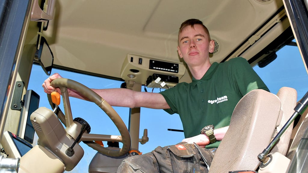 Chris Niemann erlernt seit einem Jahr bei der Agro-Team Unseburg GmbH den Beruf der Fachkraft für Agrarservice und fühlt sich auch auf einem Traktor sehr wohl.