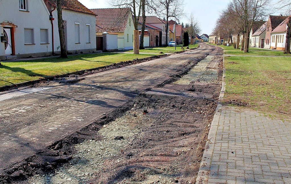 In Bornum wird die Lange Straße weiter ausgebaut. Der Abschnitt von der Kreuzung nach Bone bis zur Kirchgasse ist abgefräst. 