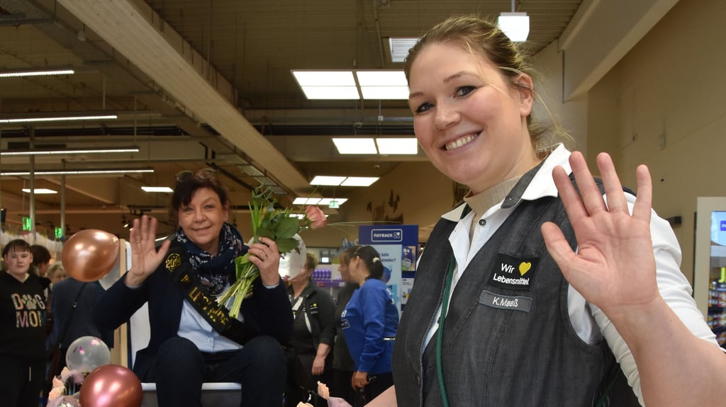 Edeka-Marktleiterin Heidemarie Maaß wird an ihrem letzten Arbeitstag mit Blumen verabschiedet. Ihren Job übernimmt Tochter Katharina Maaß.
