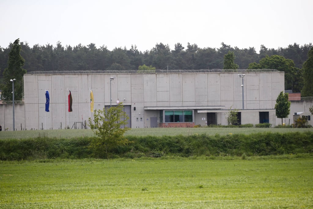 In der JVA Burg ist eine Frau während des Besuchs eines Häftlings gestorben. Nun wird wegen des Verdachts auf einTötungsdelikt ermittelt.