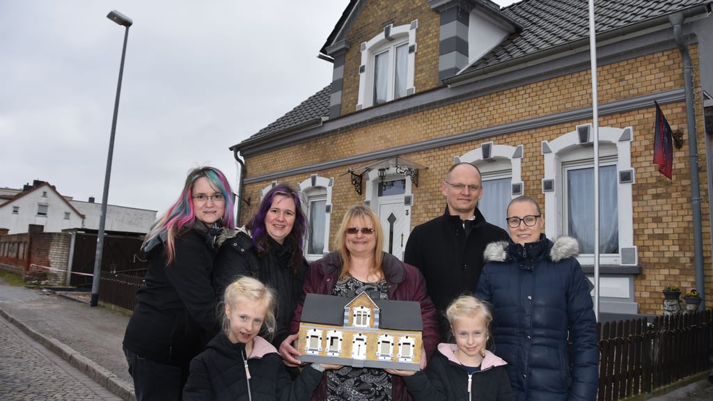 Vanessa Pannicke (von links), Melanie Pannicke und Melanie Maschke von der Töpferei „Elementianas“ überreichen die Miniatur vom originalen Wohnhaus in der Töberheide 3 an die Familie Ziegler. Michael und Christin Ziegler sowie die Zwillinge Lea und Natalie wohnen im Gebäude der ehemaligen Brauerei.