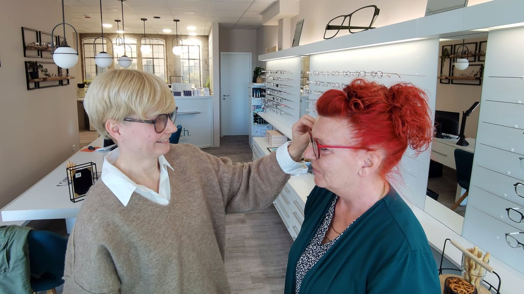 Silvia Ulrich (links) probiert mit einer Kundin ein neues Brillenmodell an. Die Augenoptiker-Meisterin ist mit ihrem Geschäft vom Regenstein-Center ins Nordharz-Center umgezogen.