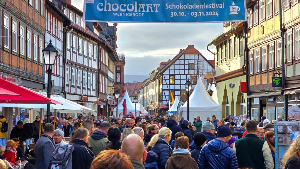 Großveranstaltungen wie das Schokoladenfestival ziehen Tausende Besucher in Wernigerodes Innenstadt.
