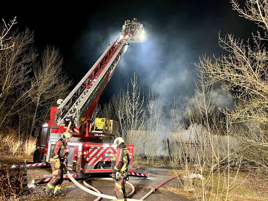 Bis spät in die Nacht dauerte die Brandbekämpfung am Teichweg in Bernburg.