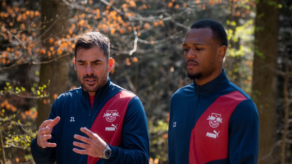 Ernsthaftes Einzelgespräch beim Waldspaziergang: Zsolt Löw und Stürmer Lois Openda.