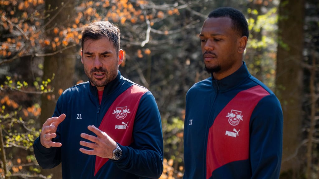 Ernsthaftes Einzelgespräch beim Waldspaziergang: Zsolt Löw und Stürmer Lois Openda.