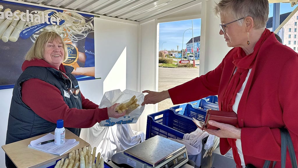 Edeltraud Weiss (links) verkauft den ersten Garlipp-Spargel am Stand in der Arneburger Straße in Stendal. Elf verschiedene Sorten Spargel sind derzeit im Angebot.