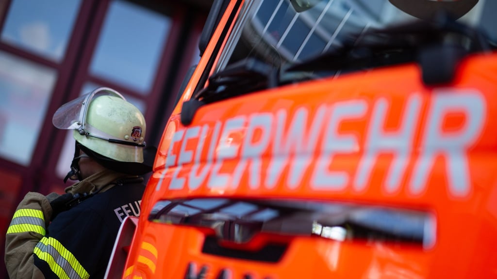 Asche löste einen Mülltonnenbrand in Gröbzig aus.