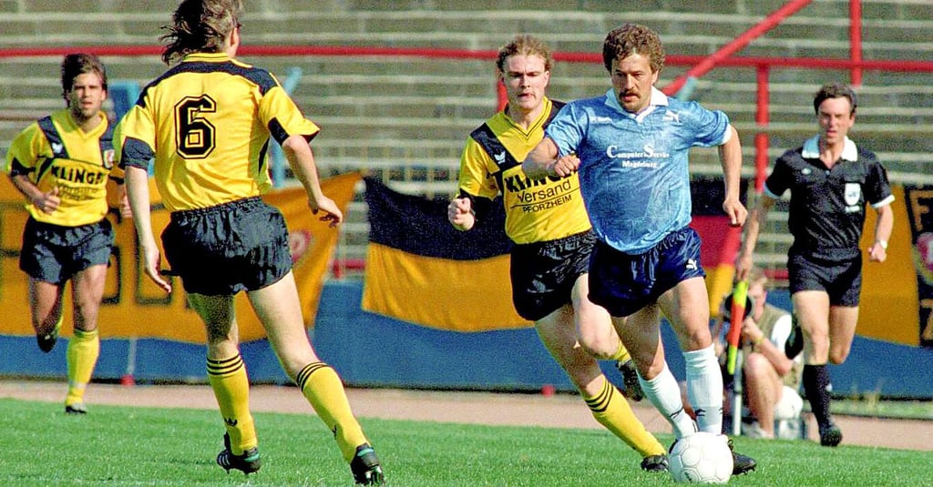 23. Spieltag der DDR-Oberliga-Saison der Saison 1989/1990. Wolfgang Steinbach (rechts) im Duell mit Ralf Hauptmann (hinter ihm) Ulf Kirsten (im Hintergrund) schaut zu.