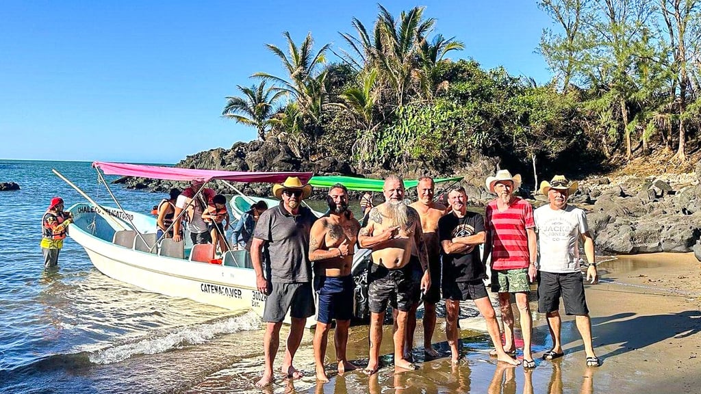 Zum Erinnerungsbild postieren sich (von links) Peter Kanitz, Gilberto Sánchez, Ralf Tobies, Matthias Malicke, Gunar Keindorf, Thomas Krull und Erik Helmke am Golf von Mexiko.