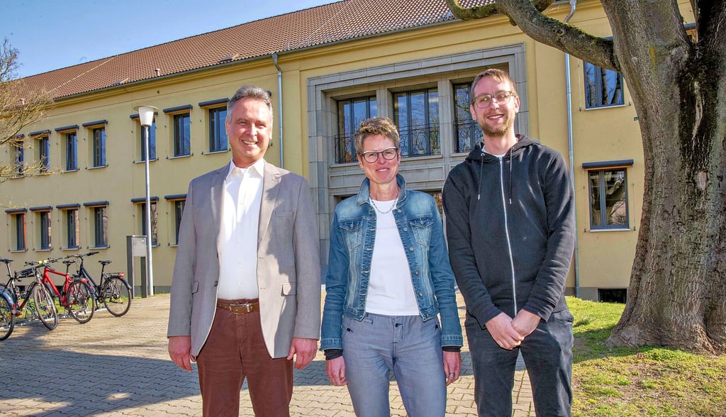 Die Schulleitung der Schillerparkschule mit Ulf Stopperka, Ariane Chwalinski und Kevin Buchta (v.l.n.r.) freut sich auf die neue Etappe.