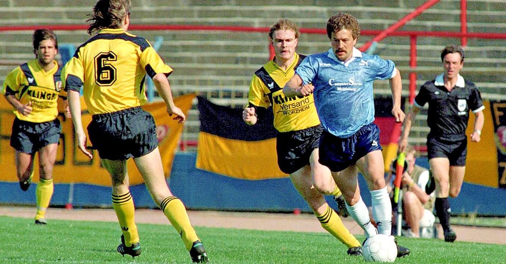 23. Spieltag der DDR-Oberliga-Saison der Saison 1989/1990. Wolfgang Steinbach (rechts) im Duell mit Ralf Hauptmann (hinter ihm) Ulf Kirsten (im Hintergrund) schaut zu. Doch wer ist die Nummer 6?