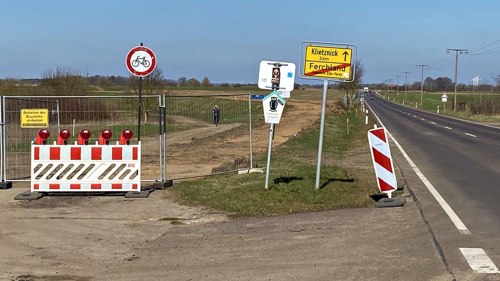 Seit Anfang März laufen die Sanierungsarbeiten am Elbdeich zwischen Ferchland und Klietznick bereits.