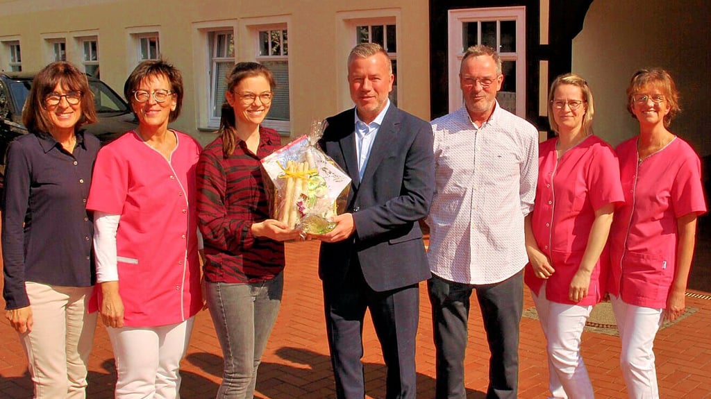 Dr. Elisa Dobberkau (3. von links) und Kai-Uwe Dobberkau (5. von links) mit ihrem Team an der Praxis in der Naumannstraße in Osterburg. Bürgermeister Nico Schulz (4. von links) gratulierte zur Bildung der Gemeinschaftspraxis.