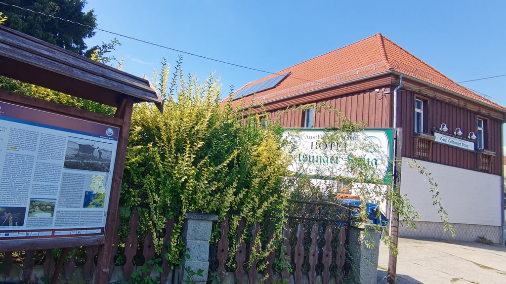 Das Ausflugslokal "Helsunger Krug" an der Teufelsmauer in Blankenburg im Harz lädt nach monatelangem Umbau zum Start in die Biergartensaison.