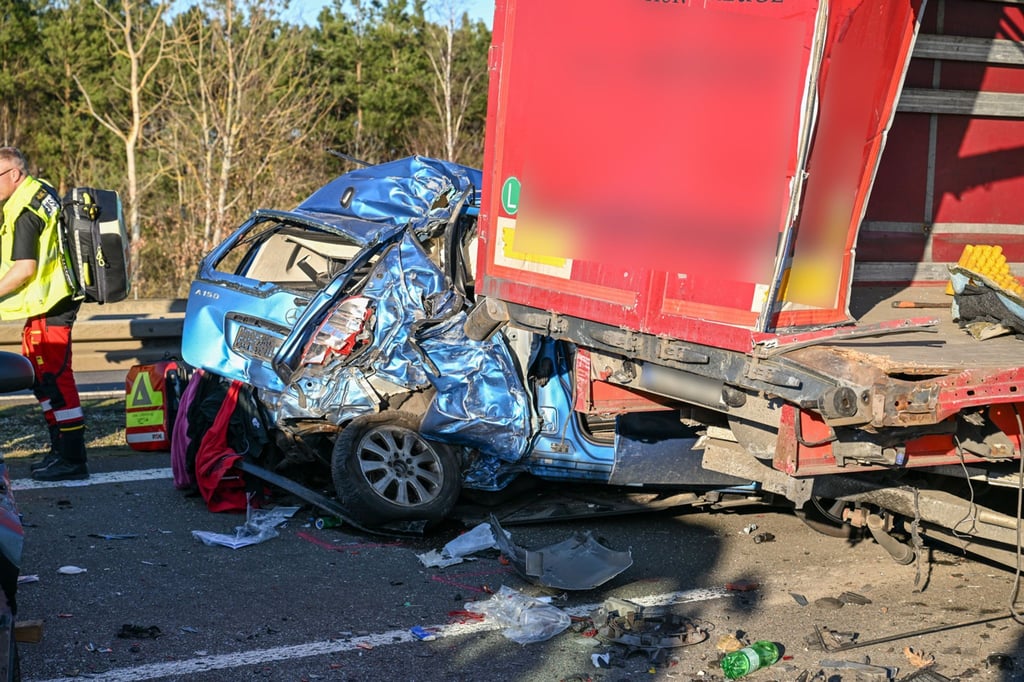 Ein 50-Jähriger ist bei dem Unfall am Stauende bei Leipzig tödlich verletzt worden.