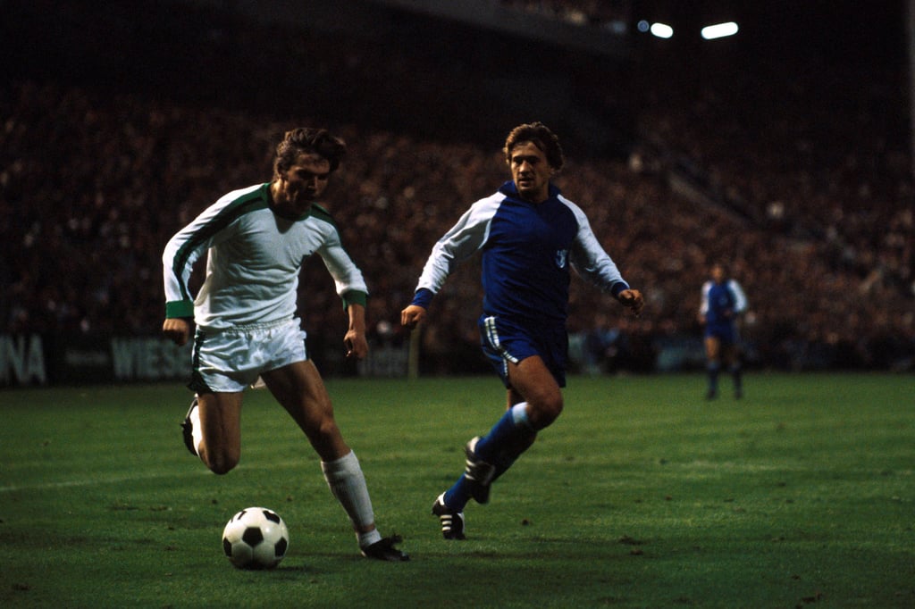 FCM-Spieler Wolfgang Steinbach (re.) im Uefa-Cup-Spiel gegen Kurt Pinkall von Borussia Mönchengladbach im September 1981.