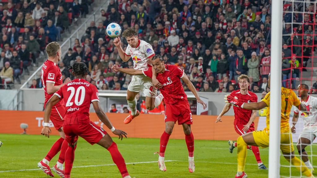 RB-Kapitän Willi Orban geht gegen den SC Freiburg zum Kopfball.