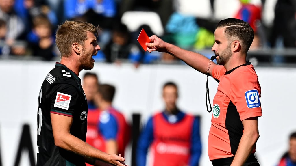 Michael Bacher zeigte in dieser Saison schon Marcus Mathisen die Gelb-Rote Karte. Am Sonntag leitet der Schiedsrichter die FCM-Partie gegen den 1. FC Kaiserslautern.