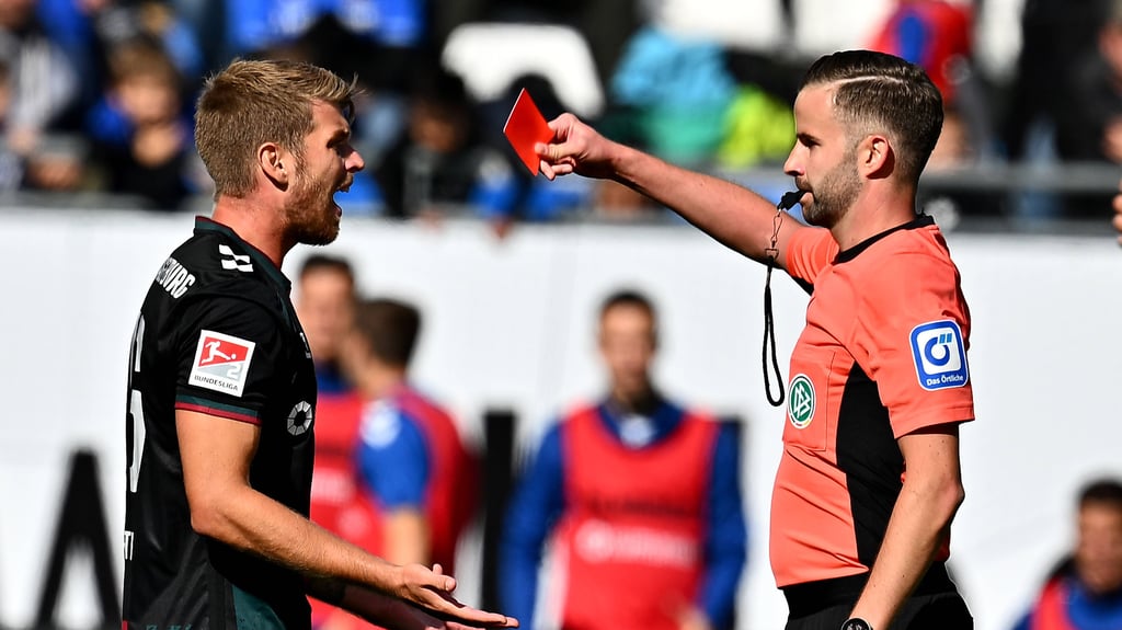 Michael Bacher zeigte in dieser Saison schon Marcus Mathisen die Gelb-Rote Karte. Am Sonntag leitet der Schiedsrichter die FCM-Partie gegen den 1. FC Kaiserslautern.