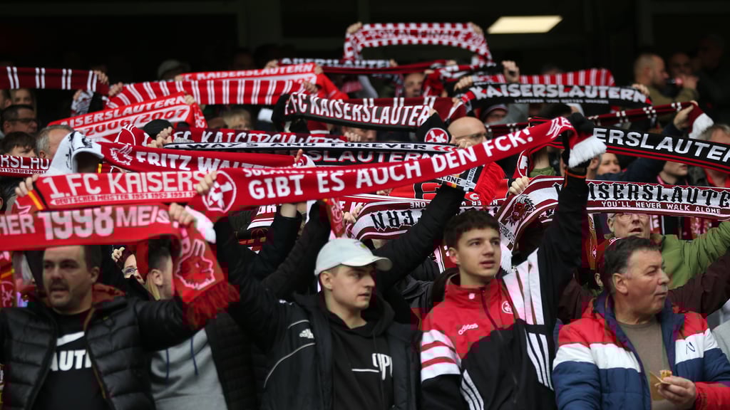 Die Fans des 1. FC Kaiserslautern glauben fest an einen Aufstieg in die Bundesliga. Gegen den 1. FC Magdeburg reicht einigen Anhängern allerdings bereits ein Unentschieden.
