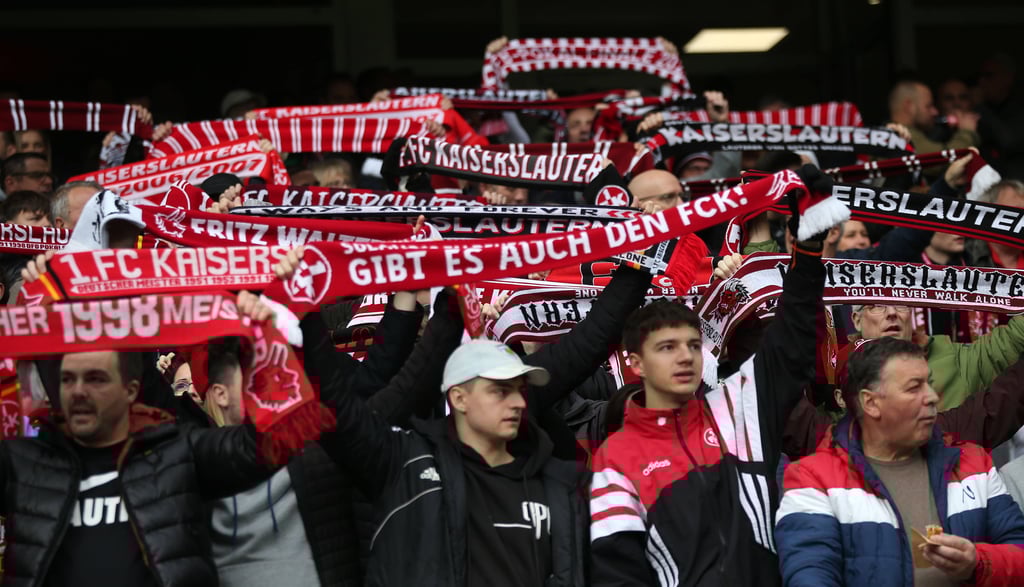Die Fans des 1. FC Kaiserslautern glauben fest an einen Aufstieg in die Bundesliga. Gegen den 1. FC Magdeburg reicht einigen Anhängern allerdings bereits ein Unentschieden.