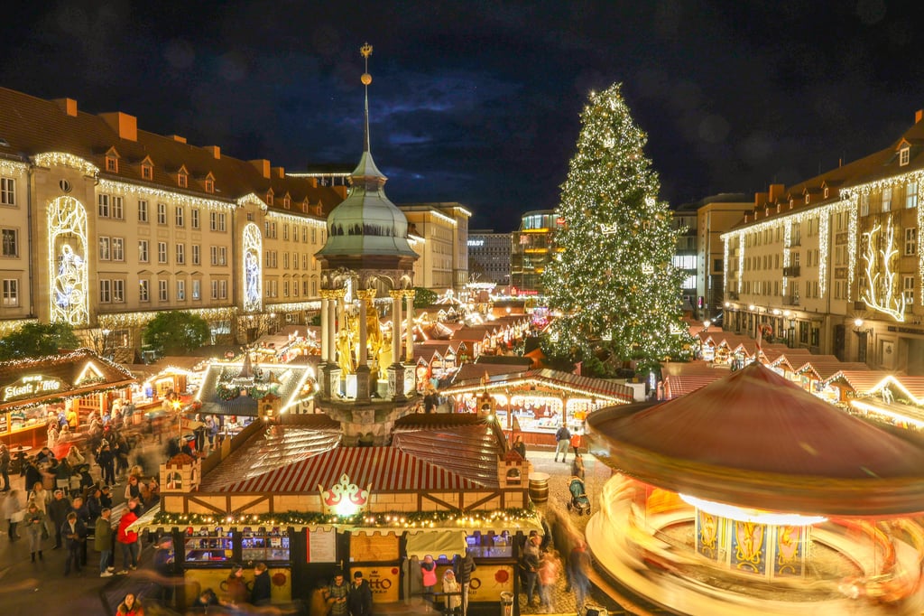Blick vom Rathausbalkon auf den Weihnachtsmarkt - ein Bild aus Zeiten vor dem Anschlag. Nun hat der Stadtrat beschlossen, wo der Weihnachtsmarkt 2025 stattfinden wird.