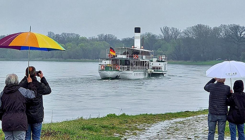 Bei der Premierenfahrt Dresden-Hamburg im Jahr 2023: Das Dampfschiff Dresden legt in Dessau ab.
