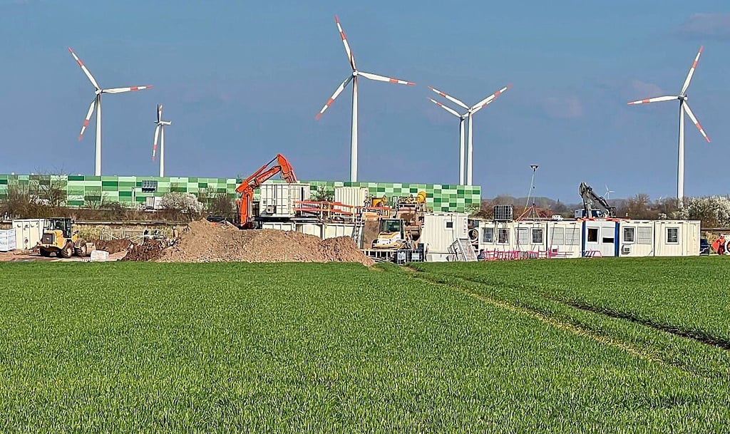 An der A14 bei Könnern wird derzeit eine Baustelle eingerichtet.