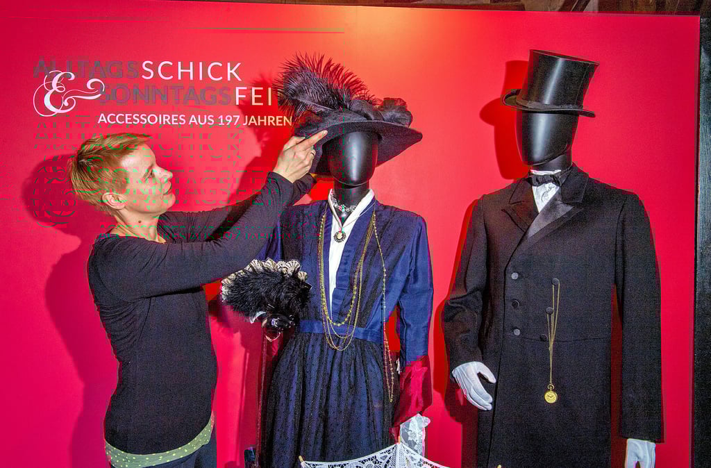 Passt! Museumsmitarbeiterin Ellen Keindorff richtet den Hut an einer Puppe, die den Besucher im Bergfried begrüßt.