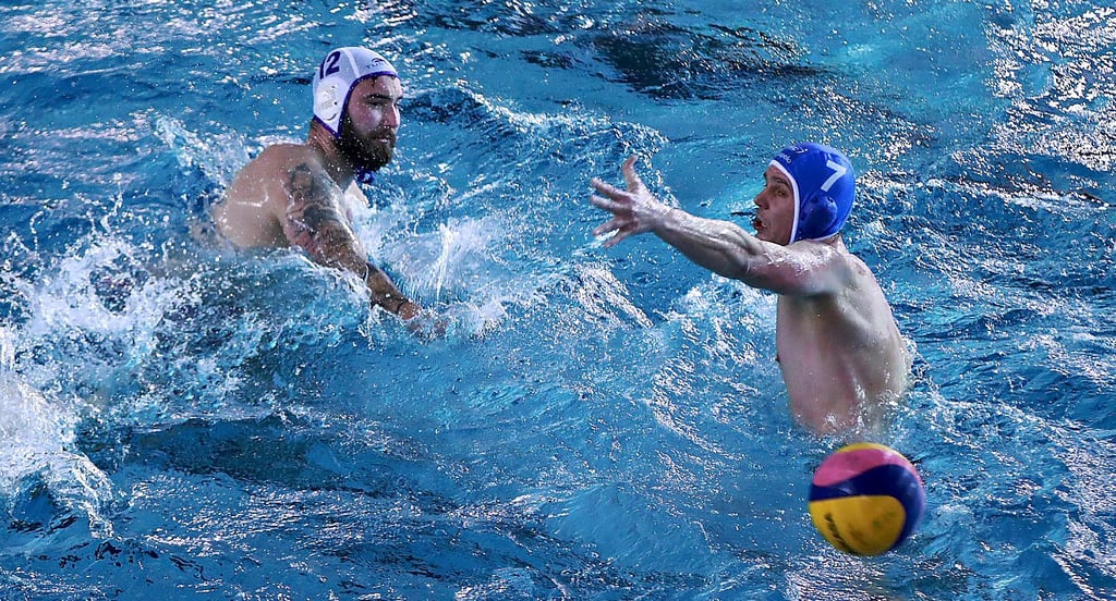 Steig vor zwei Jahren noch selbst ins Wasser: Christopher Bott (r./gegen den Magdeburger Vincent Winkler).