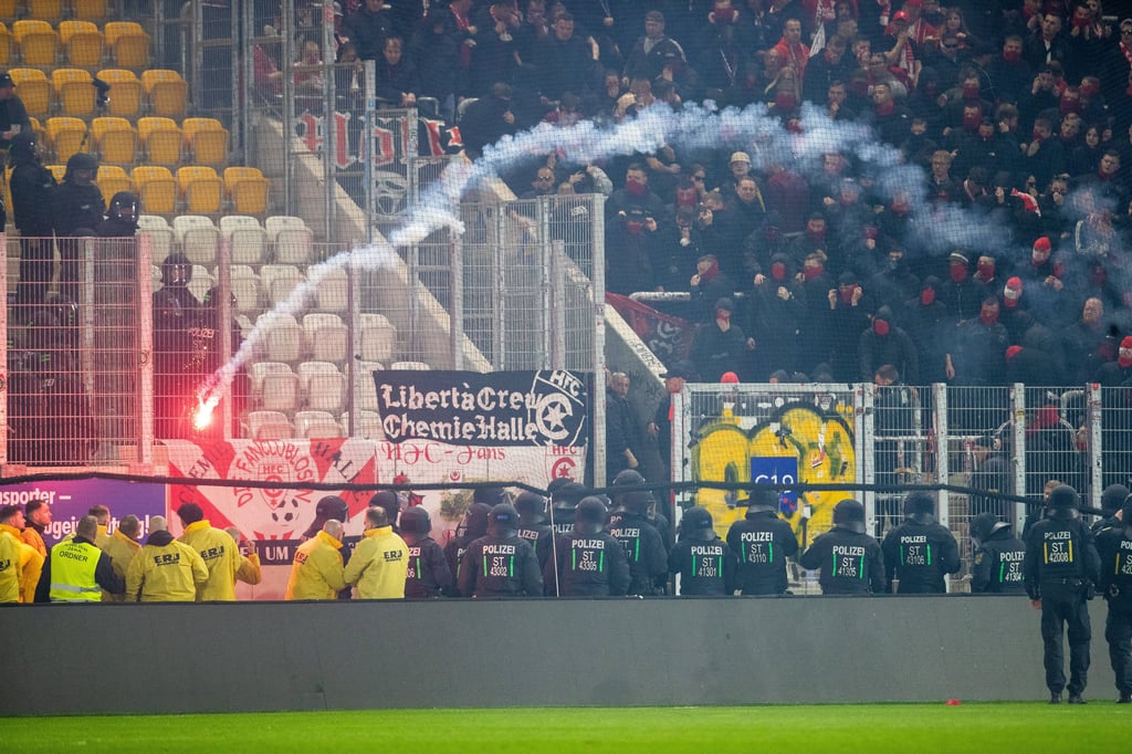 In der Halbzeit des Spiels zwischen Carl Zeiss Jena und dem Halleschen FC kam es zu Auseinandersetzungen.