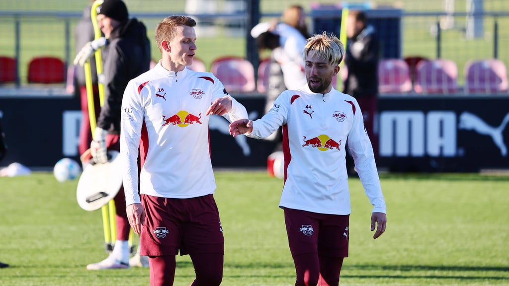 Kevin Kampl (r.) spricht im Training vor zwei Wochen mit Lukas Klostermann.