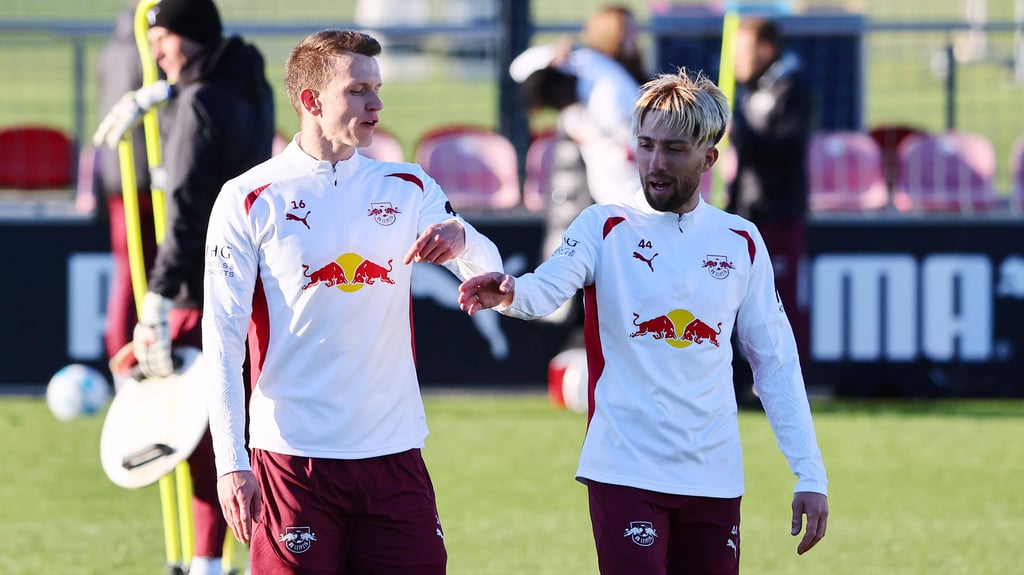 Kevin Kampl (r.) spricht im Training vor zwei Wochen mit Lukas Klostermann.