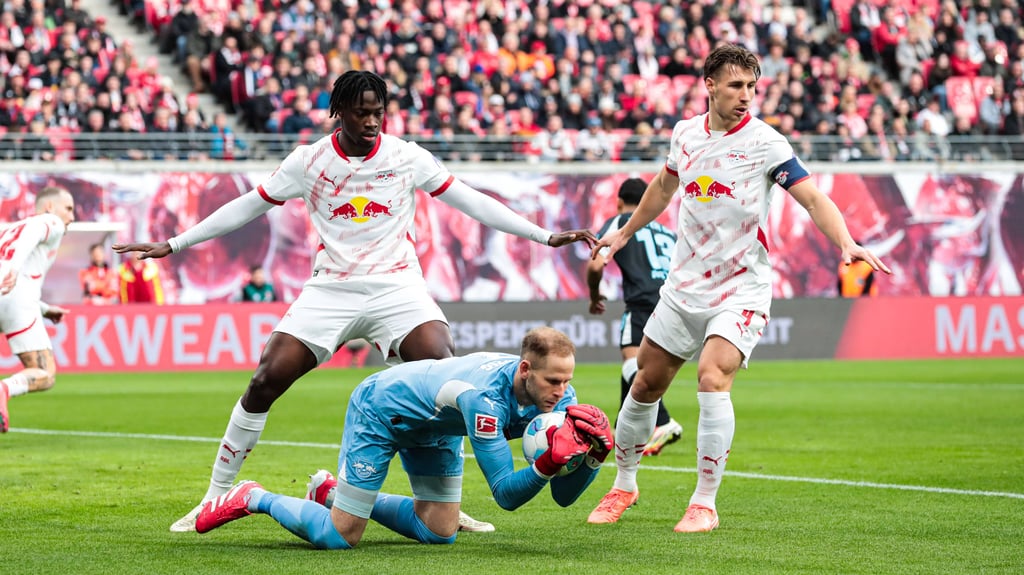 Willi Orban (r.), El Chadaille Bitshiabu und David Raum (l.) sind fester Bestandteil der Verteidigung bei RB Leipzig.