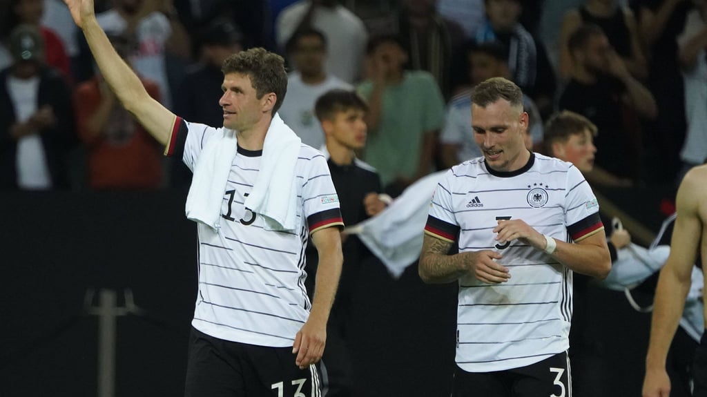 David Raum von RB Leipzig (r.) und Thomas Müller nach einem Länderspiel im Jahr 2022.