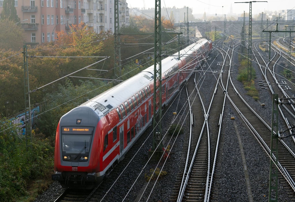 Die Linie RE3 von Berlin über Prenzlau bis nach Stralsund gilt als stark nachgefragt - der Takt soll künftig verdichtet werden. (Archivbild)
