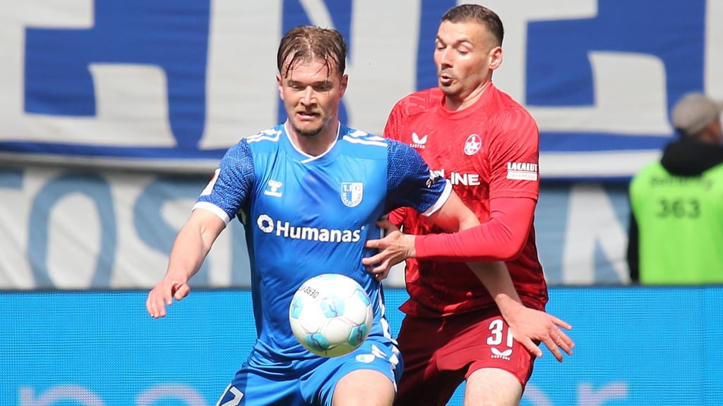FCM-Stürmer Alexander Ahl-Holmström im Zweikampf mit Luca Sirch (1. FC Kaiserslautern).