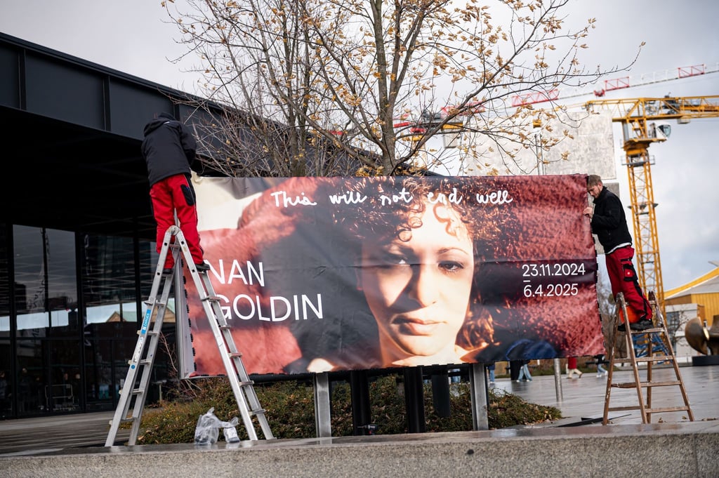 Hunderttausende Besucher haben die Ausstellung von US-Fotografin Nan Goldin in der Neuen Nationalgalerie gesehen (Archivbild).