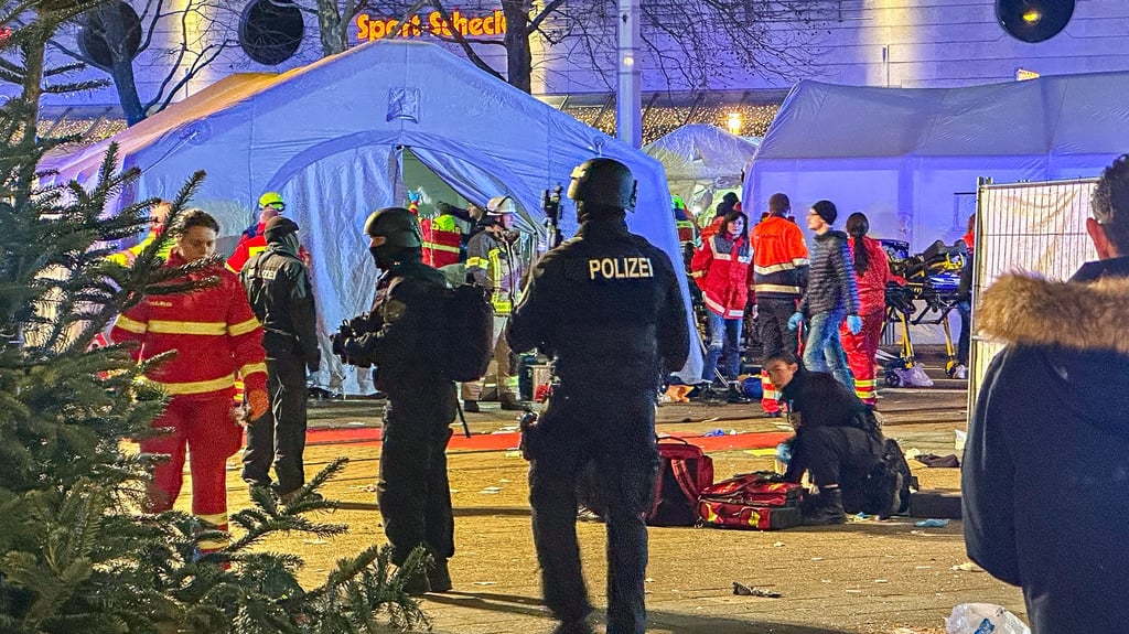 Einsatzkräfte helfen den Opfern nach dem Weihnachtsmarkt-Anschlag am 20. Dezember in Magdeburg. Die Betroffenen  können alle als Nebenkläger auftreten.